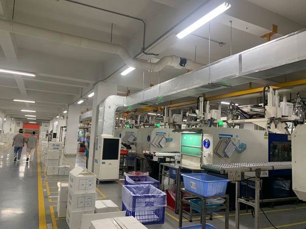 注塑廠降溫安裝星科工業省電空調-立式管道機.jpg 注塑廠降溫安裝星科工業省電空調-立式管道機.jpg